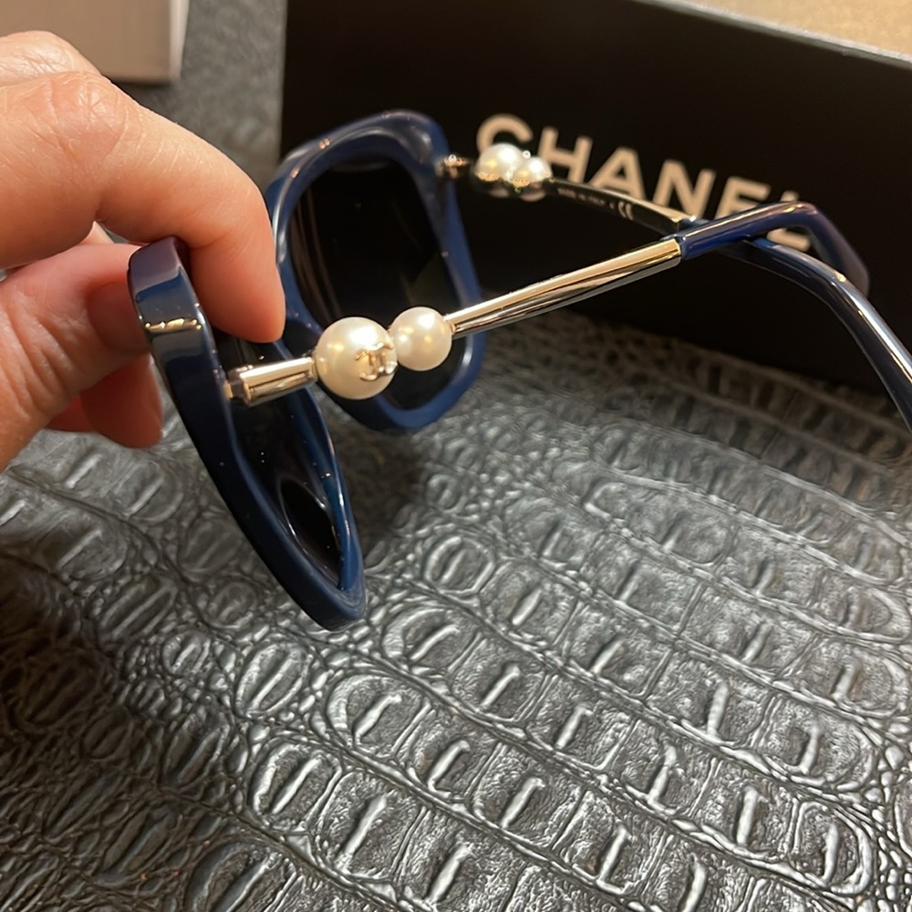 Chanel Navy Sunglasses With Two Pearls On Side Ram6750aa